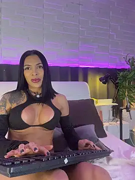 LunahMiller webcam