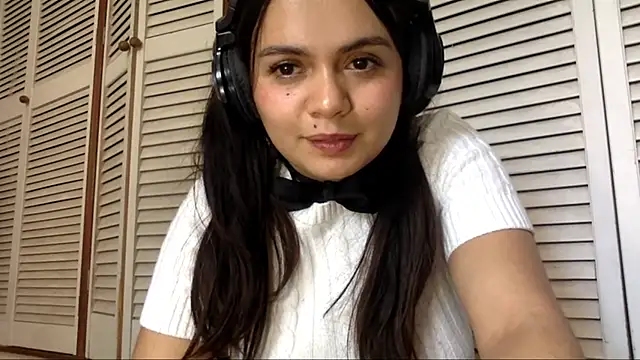 valentinacarnohan (F young) - Stand up and show off my outfit ✨