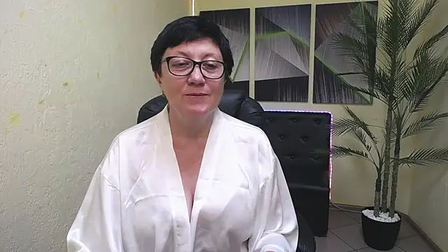 EmilyL0ve live cam on StripChat