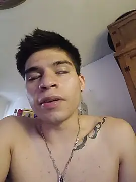 Oliver_LA live cam on StripChat