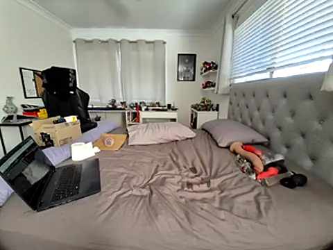 Smelly-Ewan-stinks webcam