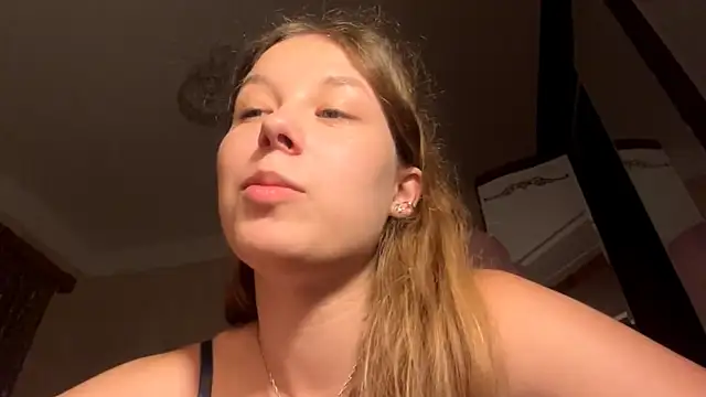 TarenOgilvie live cam on StripChat
