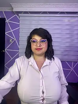 MiiaaJoness webcam