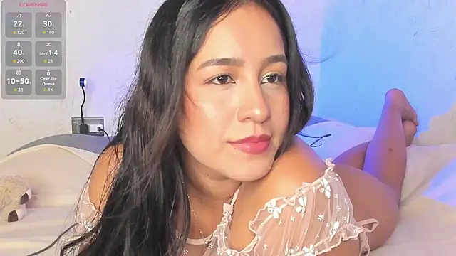 Laraaa_1 live cam on StripChat