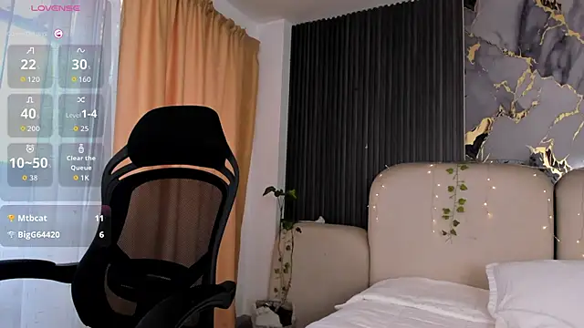 CarolineFyre live cam on StripChat