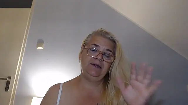 hotladymoon webcam