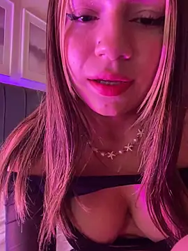Isabella18_pink live cam on StripChat