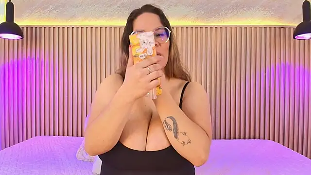 big_tits_in_your_face webcam