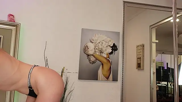 LeilaBie webcam