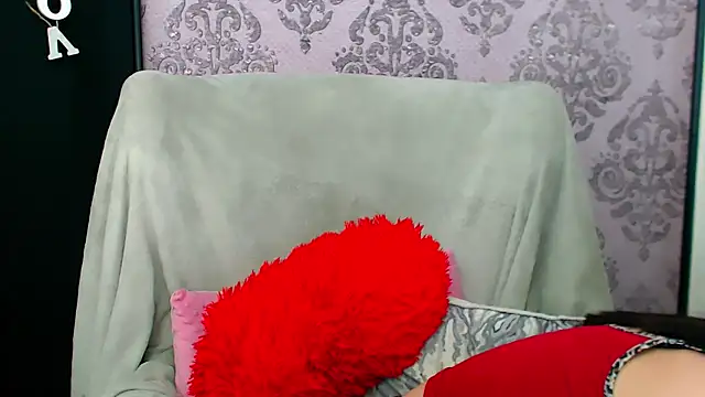DominantLuna webcam