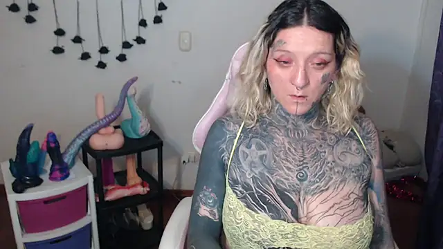 SLOPPYTITSS live cam on StripChat