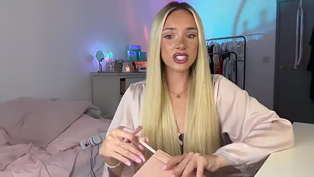 Naughtyblondex webcam
