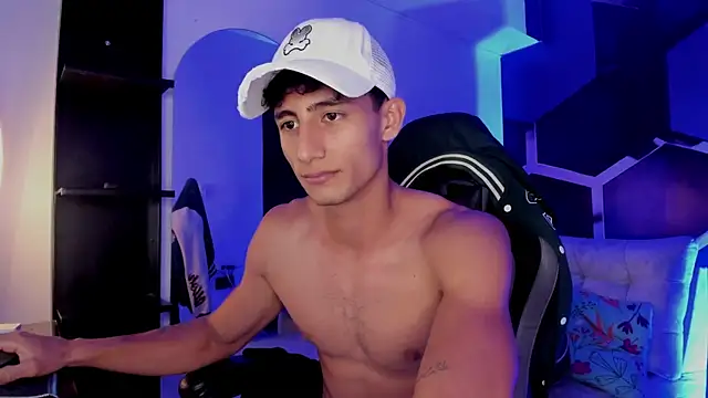 MaxiimoRomano_ live cam on StripChat
