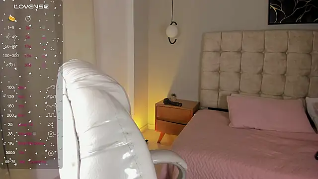 Naomy9_ live cam on StripChat