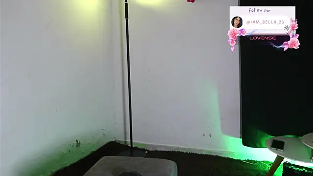yourtoybella live cam on StripChat