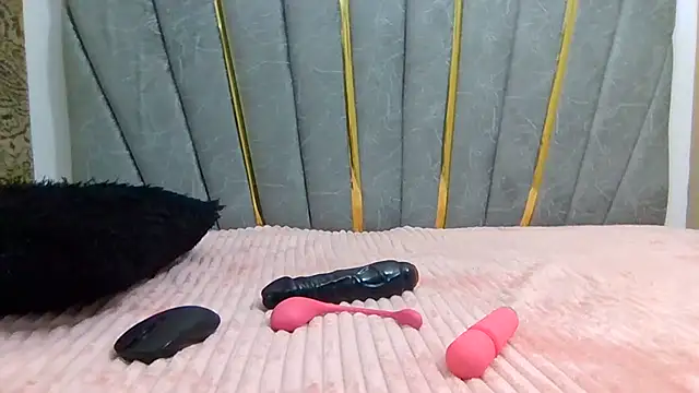 emmyteaz1 live cam on StripChat