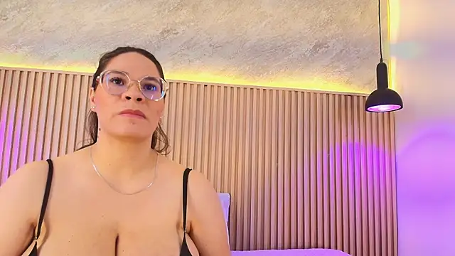 big_tits_in_your_face webcam