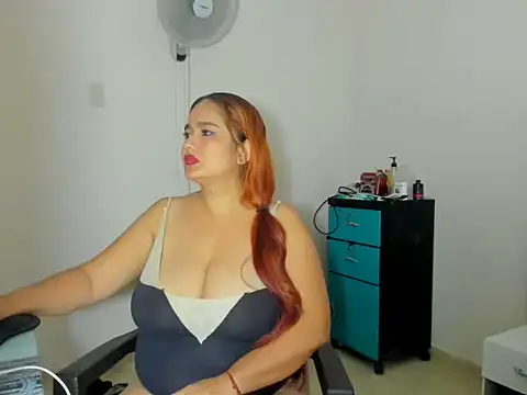 HUGEBOOBS_MILF webcam