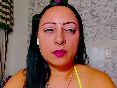 JuliBravo live cam on StripChat