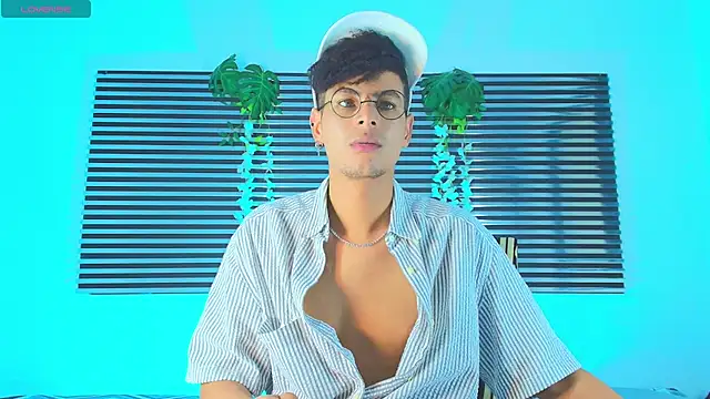 ThiiagoSaeenz live cam on StripChat