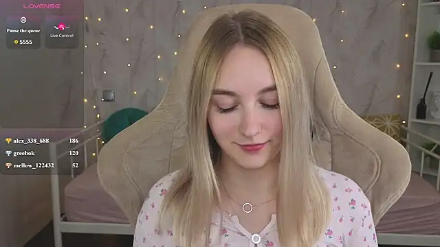 Shy_Polly live cam on StripChat