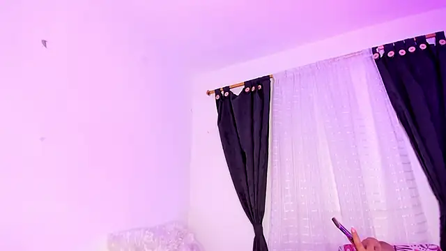 Juliet_Ember01 live cam on StripChat
