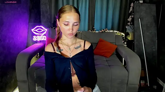 Princess__Lily live cam on StripChat