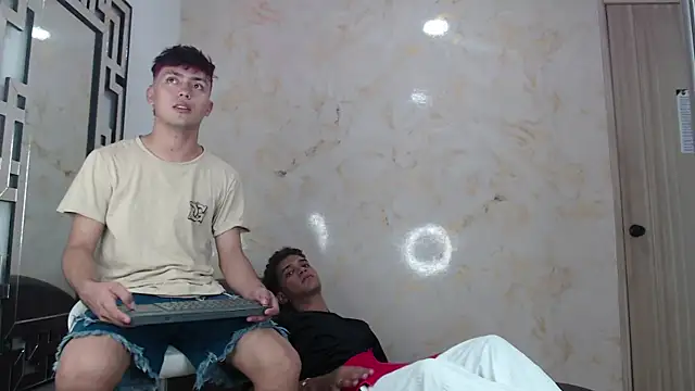 VERY_HOT_GUYS webcam