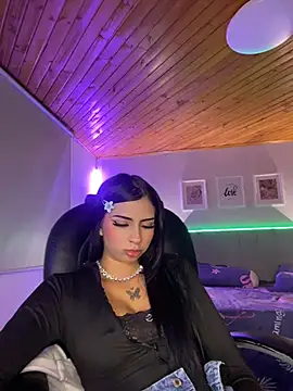 Hilary_pinkk webcam