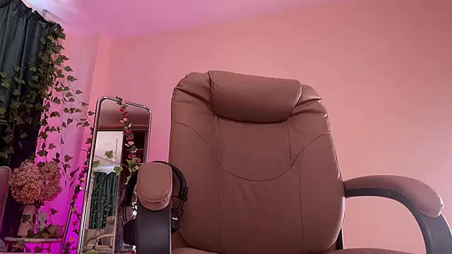 Love_is_Lola webcam
