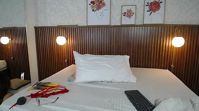 Ariana_Wayne webcam