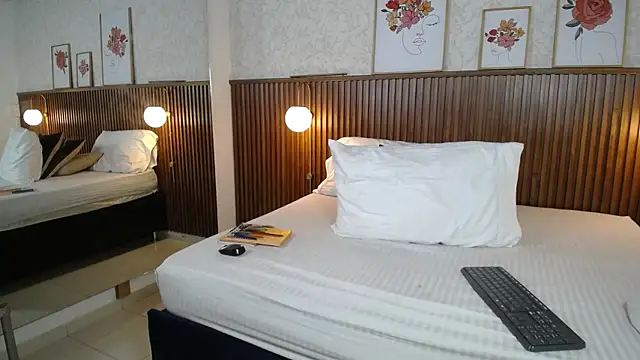 Ariana_Wayne webcam