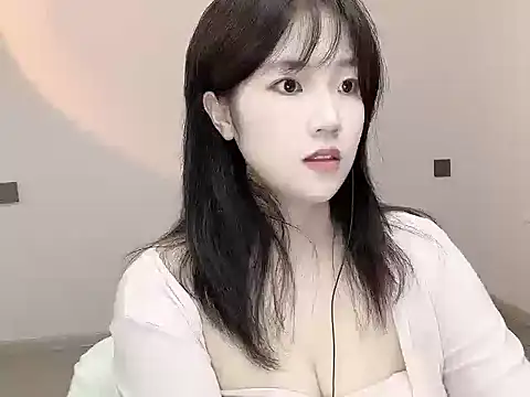 YIYI_0102 live cam on StripChat