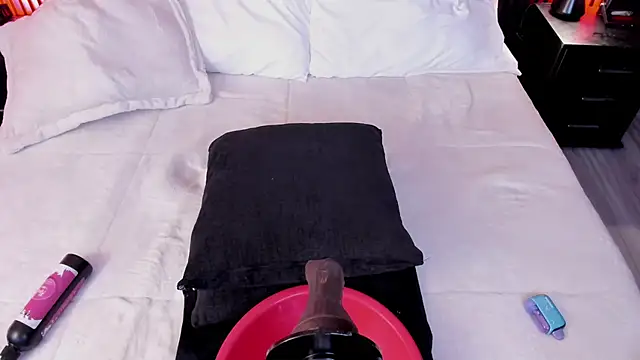 MiiaaMoonroee webcam