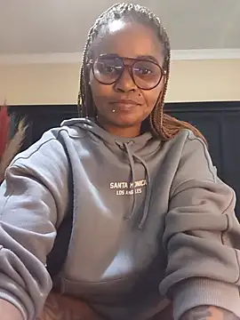 NaughtyLuux12 webcam