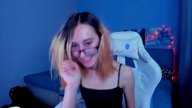 College_Girl_18 live cam on StripChat
