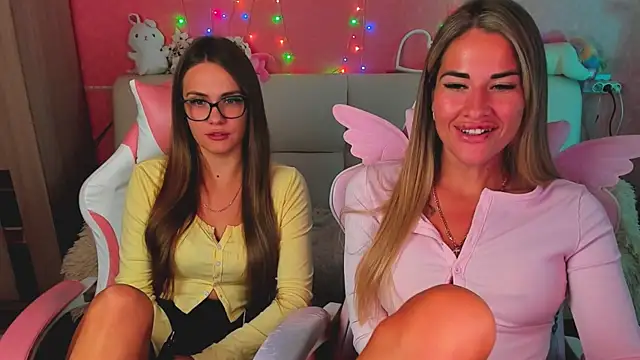 hotty_girls_here live cam on StripChat
