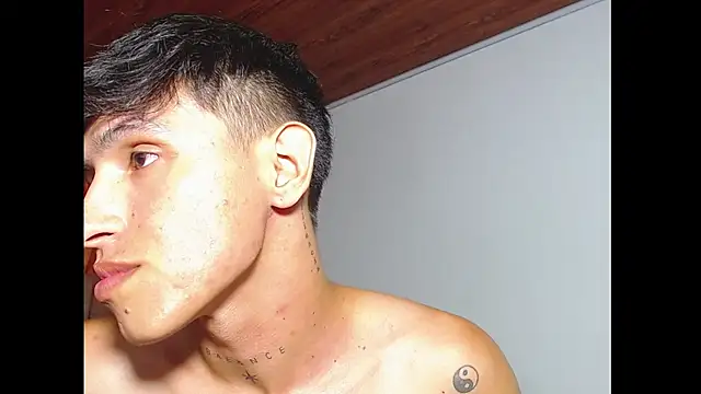 rowanbig live cam on StripChat