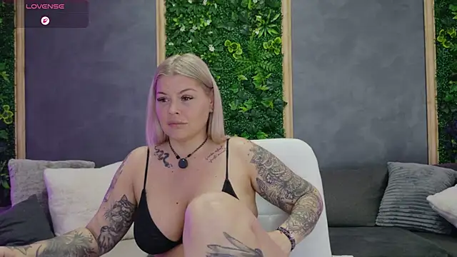 Issa_Jo webcam