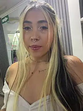 ManuelaVeeleez live cam on StripChat