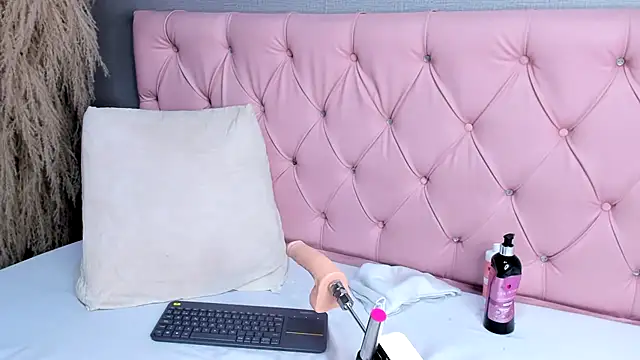 Isabella_falcon webcam