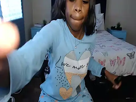 QUEENMANDYY webcam