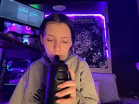 Lilactease live cam on StripChat