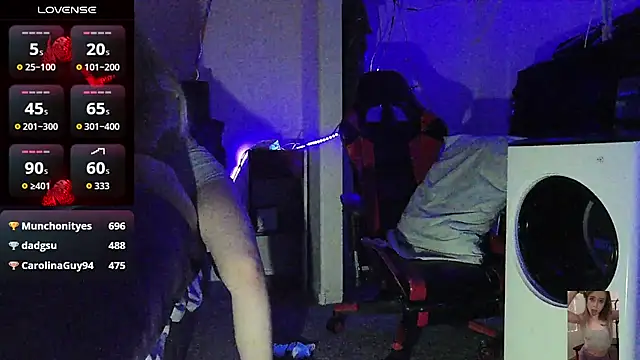 Blondiewithanass webcam