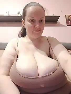 BustyLadyAlma webcam