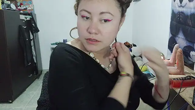 curly_greeneyed webcam