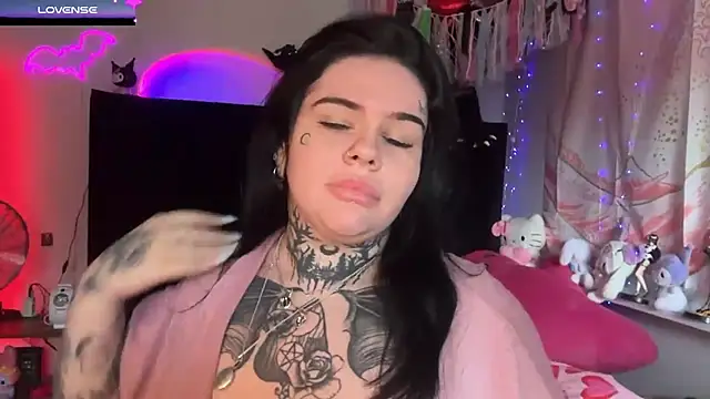 BigBootyHolly live cam on StripChat
