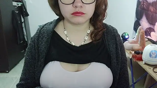 curly_greeneyed webcam