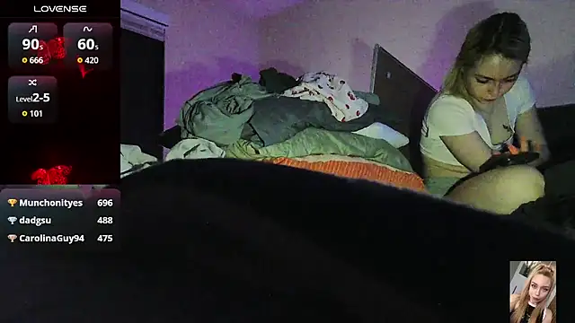 Blondiewithanass webcam