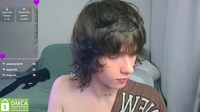 LeonBoykisser live cam on StripChat